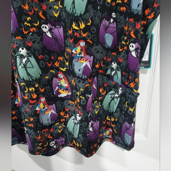 NWT Nightmare Before Christmas Alive With Love V-Neck Print Scrub Top Size 2XL - Picture 9 of 10